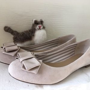 Exquisite Saks Fifth Avenue Beige Suede Flats with Bow  8.5